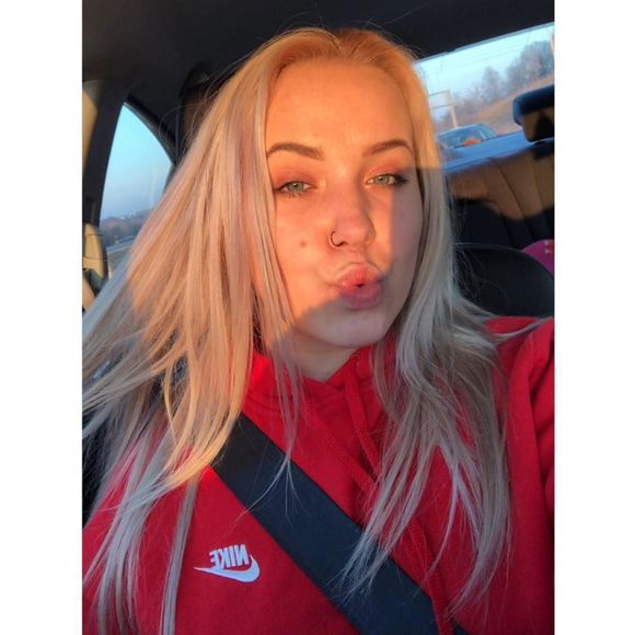 Meet your Posher, Cynthia - Picture 1 of 1